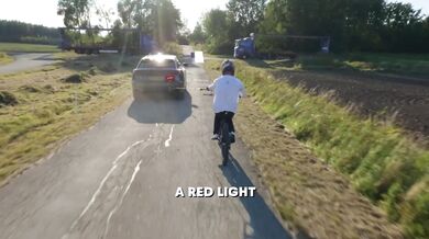 Jezdec Matt Jones proletěl na kole sekundovou mezerou mezi dvěma jedoucími kamiony