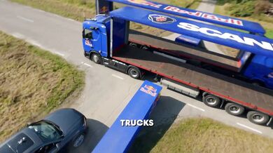 Jezdec Matt Jones proletěl na kole sekundovou mezerou mezi dvěma jedoucími kamiony