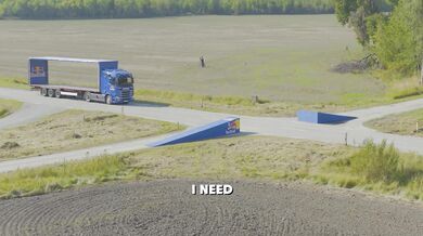 Jezdec Matt Jones proletěl na kole sekundovou mezerou mezi dvěma jedoucími kamiony