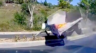 Řidič nákladní tříkolky unikl smrti doslova o vlásek