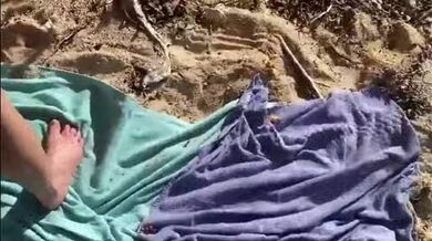 Štíhlá blondýnka šuká na pláži