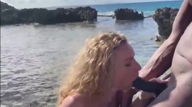 Štíhlá blondýnka šuká na pláži