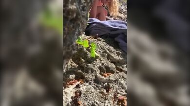 Štíhlá blondýnka šuká na pláži