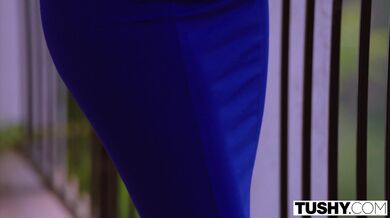 Valentina otevírá svůj zadek dokořán pro tvrdé péro