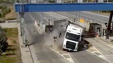 Řidič kamionu ztratil kontrolu na vozidlem a narazil do policejního vozidla