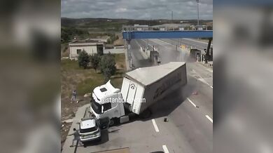 Řidič kamionu ztratil kontrolu na vozidlem a narazil do policejního vozidla