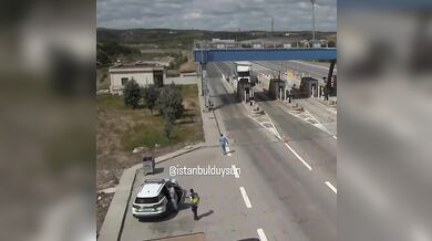 Řidič kamionu ztratil kontrolu na vozidlem a narazil do policejního vozidla