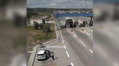 Řidič kamionu ztratil kontrolu na vozidlem a narazil do policejního vozidla