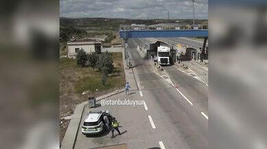 Řidič kamionu ztratil kontrolu na vozidlem a narazil do policejního vozidla