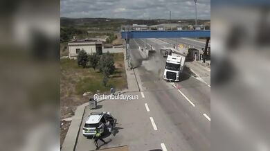 Řidič kamionu ztratil kontrolu na vozidlem a narazil do policejního vozidla