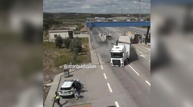 Řidič kamionu ztratil kontrolu na vozidlem a narazil do policejního vozidla