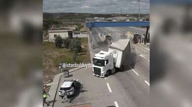 Řidič kamionu ztratil kontrolu na vozidlem a narazil do policejního vozidla