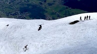 Pokus o trojitý backflip na lyžích