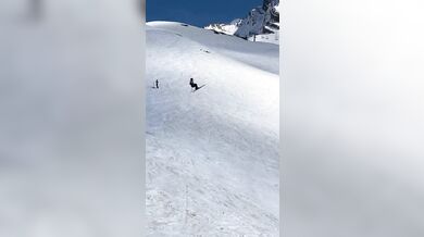 Pokus o trojitý backflip na lyžích