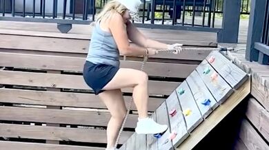 Jasná ukázka toho, že je dětské hřiště určené dětem...