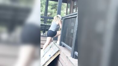 Jasná ukázka toho, že je dětské hřiště určené dětem...