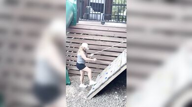 Jasná ukázka toho, že je dětské hřiště určené dětem...