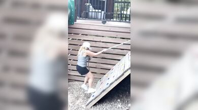 Jasná ukázka toho, že je dětské hřiště určené dětem...