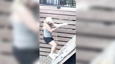 Jasná ukázka toho, že je dětské hřiště určené dětem...