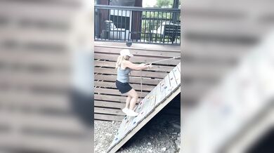 Jasná ukázka toho, že je dětské hřiště určené dětem...