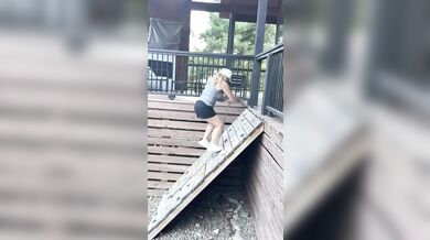 Jasná ukázka toho, že je dětské hřiště určené dětem...