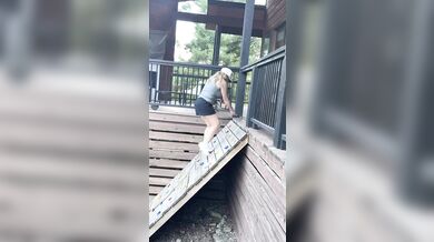 Jasná ukázka toho, že je dětské hřiště určené dětem...