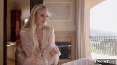 Zadaná Blake Blossom ojede obrovského ptáka svého kamaráda