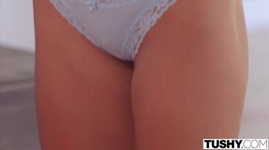 Alexis má žhavou anální trojku s kamarádkou Kirou a jejím přítelem