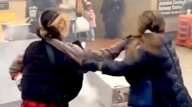 Pouliční prodejci rychlého občerstvení se poprali kvůli závisti lepšího místa