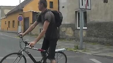 Opilec na kole v Neratovicích