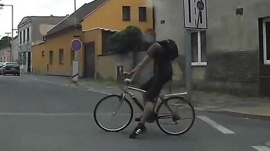 Opilec na kole v Neratovicích