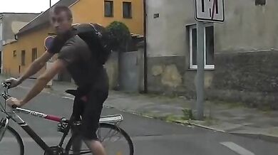 Opilec na kole v Neratovicích