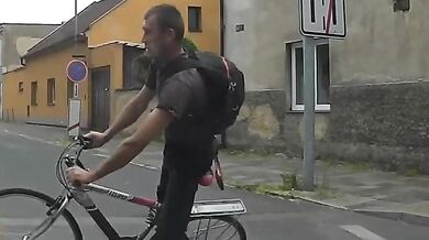 Opilec na kole v Neratovicích