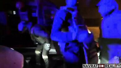 Záběry brutálního zadržení gangu, který se pokusil okrást ruské vojáky