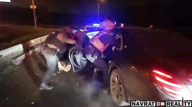 Záběry brutálního zadržení gangu, který se pokusil okrást ruské vojáky