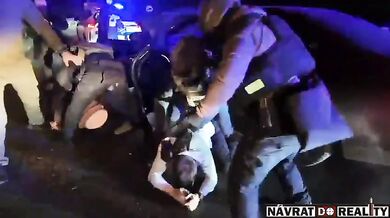 Záběry brutálního zadržení gangu, který se pokusil okrást ruské vojáky