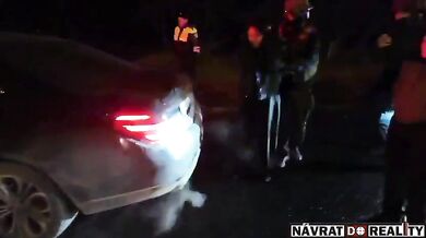 Záběry brutálního zadržení gangu, který se pokusil okrást ruské vojáky