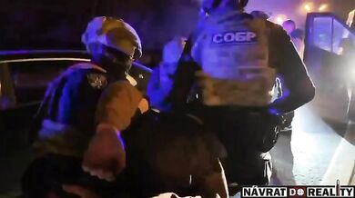 Záběry brutálního zadržení gangu, který se pokusil okrást ruské vojáky