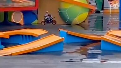 Motocyklista se zranil při nehodě v zábavním parku