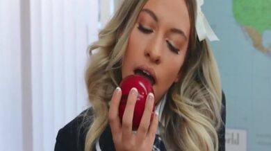 Školačka Khloe Kapri myslí jen na ptáka svého učitele ve svých ústech i kundičce!