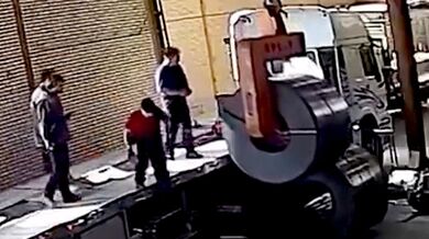 Těžký ocelový svitek spadl jen pár centimetrů od dělníka