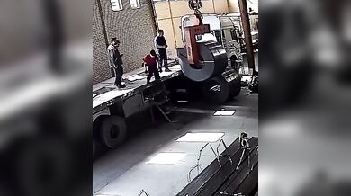 Těžký ocelový svitek spadl jen pár centimetrů od dělníka