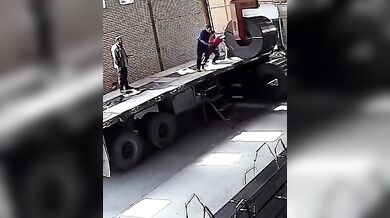 Těžký ocelový svitek spadl jen pár centimetrů od dělníka
