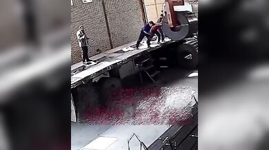 Těžký ocelový svitek spadl jen pár centimetrů od dělníka