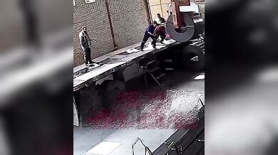 Těžký ocelový svitek spadl jen pár centimetrů od dělníka