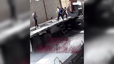 Těžký ocelový svitek spadl jen pár centimetrů od dělníka