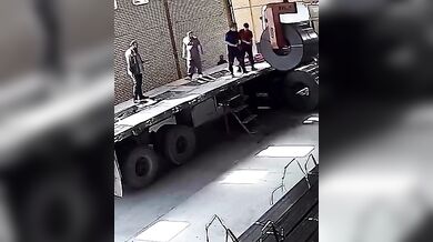 Těžký ocelový svitek spadl jen pár centimetrů od dělníka