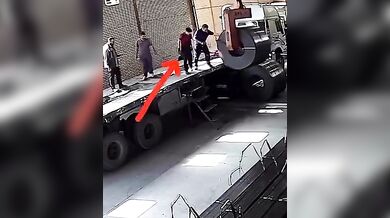 Těžký ocelový svitek spadl jen pár centimetrů od dělníka