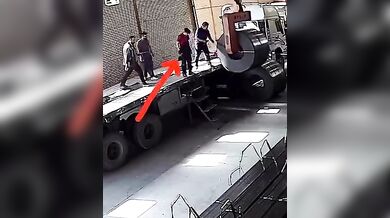 Těžký ocelový svitek spadl jen pár centimetrů od dělníka