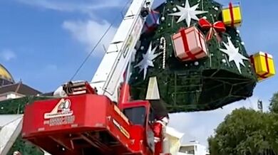 Tragédie při stavbě vánoční stromu v Manausu: převržený jeřáb zabil jednoho pracovníka a dalšího zranil